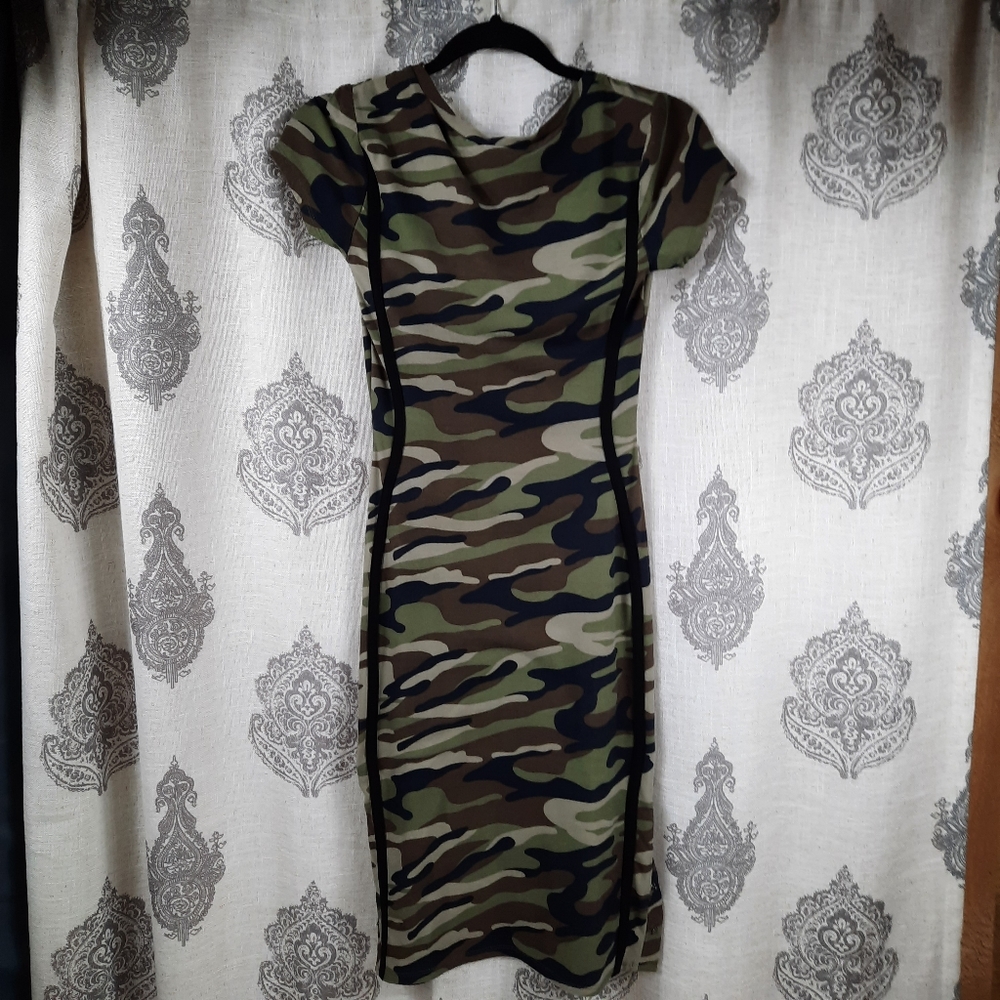 Size XS (1) Soft Stretchy Camo Bodycon dress with Snaps at bottom - Picture 3 of 7